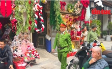  Phố Hàng Mã mùa Giáng sinh ‘rất khác’: Vẫn đẹp mà không cần &#39;lộn xộn&#39;