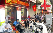 Chuyên gia cảnh báo tâm lý FOMO xếp hàng 'bắt đáy' khi giá vàng giảm sâu 