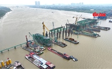 Cầu Trần Hưng Đạo lắp những dầm thép đầu tiên, hướng tới dựng vòm 'vô cực'