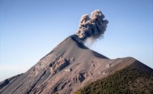 &#39;Hung thần&#39; núi lửa 15 phút phun trào một lần đón khách tham quan trở lại