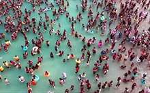 Trung Quốc tiêu thụ điện kỷ lục, người dân đổ xô đến hồ bơi vì nắng nóng 42 độ C