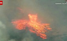 Cận cảnh lốc xoáy lửa khổng lồ trong đám cháy ở Mỹ