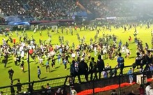 Hình ảnh vụ ẩu đả trong sân bóng ở Indonesia khiến 127 người thiệt mạng