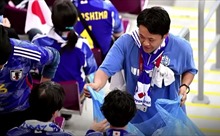 Hình ảnh cổ động viên Nhật Bản dọn sạch khán đài gây ấn tượng mạnh tại World Cup