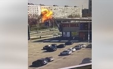 Tổng thống Ukraine công bố video chung cư ở Zaporozhye trúng tên lửa, bốc cháy dữ dội 
