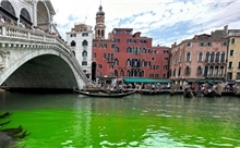 Nước ở kênh Venice (Italy) đổi thành màu xanh huỳnh quang