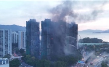 Video flycam ghi lại đám cháy vẫn âm ỉ tại chung cư Hong Kong sau hơn 16 tiếng bùng phát