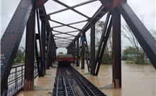 Mưa lũ ảnh trực tiếp đến kết cấu nhịp và chân mố trụ cầu đường sắt tại miền Trung 