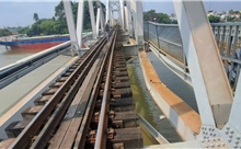 Video vụ sà lan va chạm cầu Ghềnh khiến ngành đường sắt ngừng chạy tàu