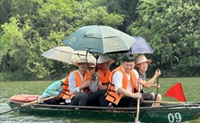 Du khách hòa mình vào không gian ‘non nước hữu tình’ tại Tràng An, Ninh Bình