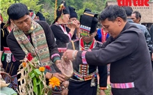 Đặc sắc nghi thức thu thóc cầu mùa bội thu của người Khơ Mú