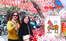 Chợ Tết phố cổ Hà Nội tấp nập người mua sắm, chụp ảnh đón năm mới