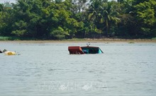 Mười phút cứu 11 khách trên thuyền chìm ở sông Đồng Nai
