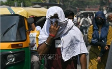 Người dân Ấn Độ quay cuồng trong nắng nóng kỷ lục 