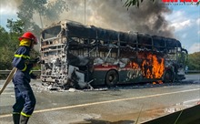 Hà Nội: Xe khách 2 tầng cháy rụi trên đại lộ Thăng Long, 40 hành khách thoát nạn