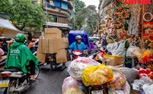 Hà Nội: Tiểu thương tất bật vận chuyển đồ trang trí Noel trên phố Hàng Mã