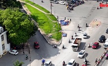 Hà Nội: Tiến độ hai cầu vượt thép qua Mai Dịch đang phụ thuộc vào việc di dời cây xanh