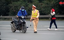 Xử phạt hàng trăm xe máy liều lĩnh đi vào làn ô tô trên Đại lộ Thăng Long