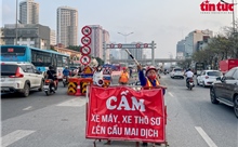 Biển cấm, loa thông báo, nhân viên đứng chắn đường... không cản nổi xe máy lao lên cầu vượt Mai Dịch