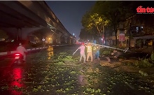 Cảnh sát giao thông Hà Nội tham gia khắc phục hậu quả mưa lớn