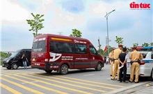 Cảnh sát giao thông Hà Nội xử phạt hàng trăm xe vận tải khách vi phạm luật giao thông
