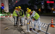 Hà Nội xuyên đêm dựng rào phân làn cứng tách riêng ô tô - xe máy