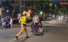 Hà Nội: Xuyên đêm kiểm tra nồng độ cồn trên phố cổ, hàng loạt &#39;ma men bỏ chạy