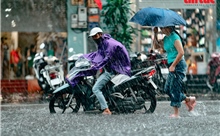 Hà Nội: Phố Vọng ngập úng cục bộ sau trận mưa lớn