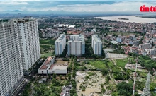 Chung cư gần sông Hồng vẫn bị cô lập trong &#39;biển nước&#39;
