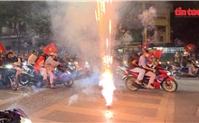 Giao thông Hà Nội 'đứng hình' vì pháo hoa bắn giữa ngã tư sau chiến thắng U22 Việt Nam
