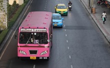 Xe buýt &#39;hung thần màu hồng&#39; trên đường phố Thái Lan