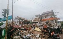 Nhà cửa đổ nát sau động đất ở Indonesia
