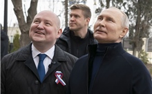Tổng thống Putin bất ngờ thăm Mariupol, tự lái xe đi trong thành phố