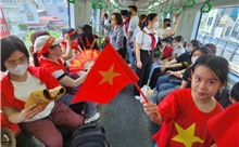 Đông nghịt người trên chuyến tàu Cát Linh - Hà Đông hướng về Quảng trường Ba Đình