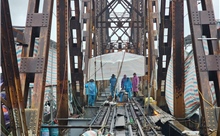 Hiện trạng cầu Long Biên ‘chống nạng’ phải tạm dừng tàu để sửa chữa