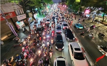 'Lô cốt' rộng gần 100 m2 trên đường Nguyễn Trãi gây ùn tắc kéo dài