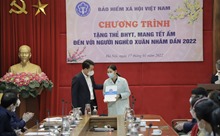 BHXH Việt Nam tặng sổ BHXH, thẻ BHYT cho người có hoàn cảnh khó khăn