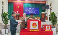 Những cử tri ở tuổi 'xưa nay hiếm' đi bầu cử sớm