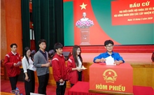 Cử tri là sinh viên đặt niềm tin nơi lá phiếu bầu cử 