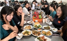 Đảm bảo suất ăn đậm chất miền Nam cho các nữ dân quân luyện tập A80