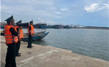 Bộ đội Biên phòng kêu gọi tàu thuyền vào bờ tránh trú bão số 5