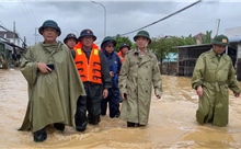 Sáng 22/11, lực lượng Vùng Hải quân hỗ trợ di dời hơn 5.000 người dân khỏi các điểm ngập sâu