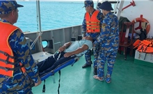 Tàu 741 Hải quân hỗ trợ vận chuyển cấp cứu ngư dân bị nạn trên quần đảo Trường Sa