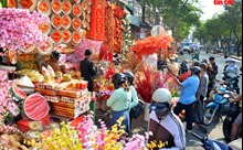 Nhộn nhịp phố bán đồ trang trí Tết lớn nhất TP Hồ Chí Minh