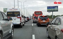 Giao thông ùn tắc khi qua trạm thu phí cao tốc TP Hồ Chí Minh - Long Thành - Dầu Giây