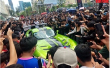 TP Hồ Chí Minh: Người dân đội nắng &#39;săn&#39; siêu xe tại hành trình Gumball 3000