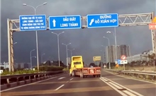 Xe đầu kéo &#39;đánh võng&#39; trên cao tốc TP Hồ Chí Minh - Long Thành - Dầu Giây