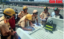 TP Hồ Chí Minh: CSGT lập chốt kiểm tra xe khách, xe hàng phát hiện nhiều vi phạm
