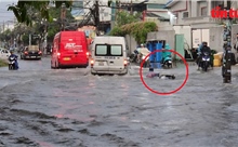 TP Hồ Chí Minh: Ô tô lao nhanh trên đường ngập tạo sóng nước cuốn ngã người đi đường