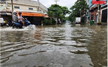 Nhiều tuyến đường TP Hồ Chí Minh tiếp tục ngập sâu do triều cường